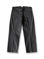 製品画像: ヴィンテージハイウエストストライプストレートパンツの正面画像。クラシックなストレートシルエットとセルビッジコットンのディテールが際立つデザイン
詳細画像: パンツの赤耳セルビッジコットン素材とパリスボタン、YKKスナップボタンの高級感あるディテール