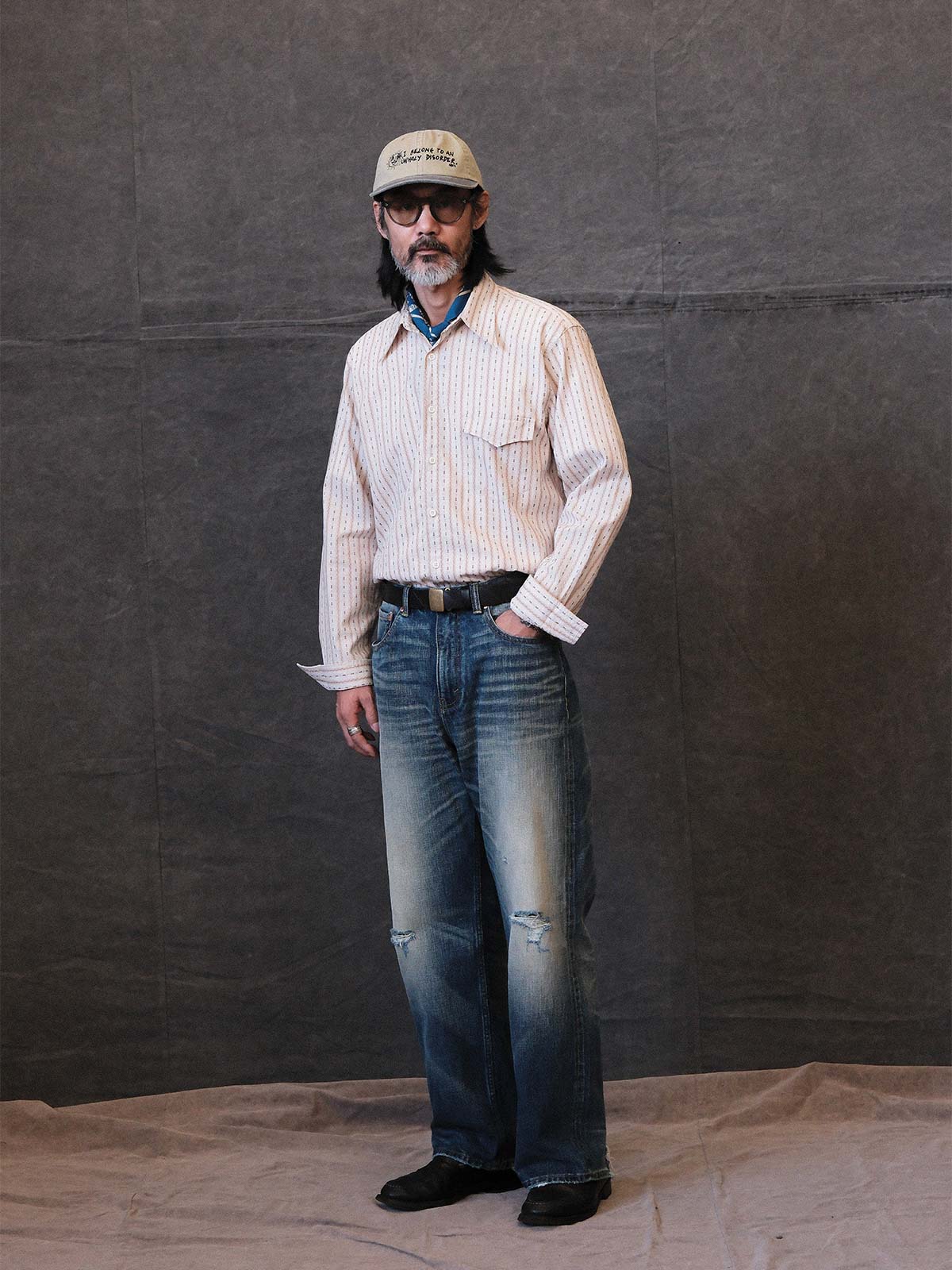 詳細画像: 手作業で施されたヴィンテージウォッシュ加工のディテールとダメージ部分
モデル画像: ゆるやかなフィット感が特徴の、手作業ヴィンテージウォッシュ加工ダメージデニムの着用イメージ