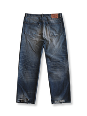 製品画像: 15.5ozのセルビッチ生地を使用した、手作業ヴィンテージウォッシュ加工ダメージデニム正面画像
詳細画像: 手作業で施されたヴィンテージウォッシュ加工のディテールとダメージ部分