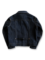 製品画像:
15.5oz生赤耳デニムジャケット全体展示。日本製の赤耳デニム素材を使用したクラシックなデザインで、レトロ感が溢れ、着心地も抜群。
詳細画像:
赤耳部分のディテールと金属ボタンのクローズアップ。伝統的な赤耳処理とクラシックな金属ボタンがヴィンテージスタイルを際立たせます。