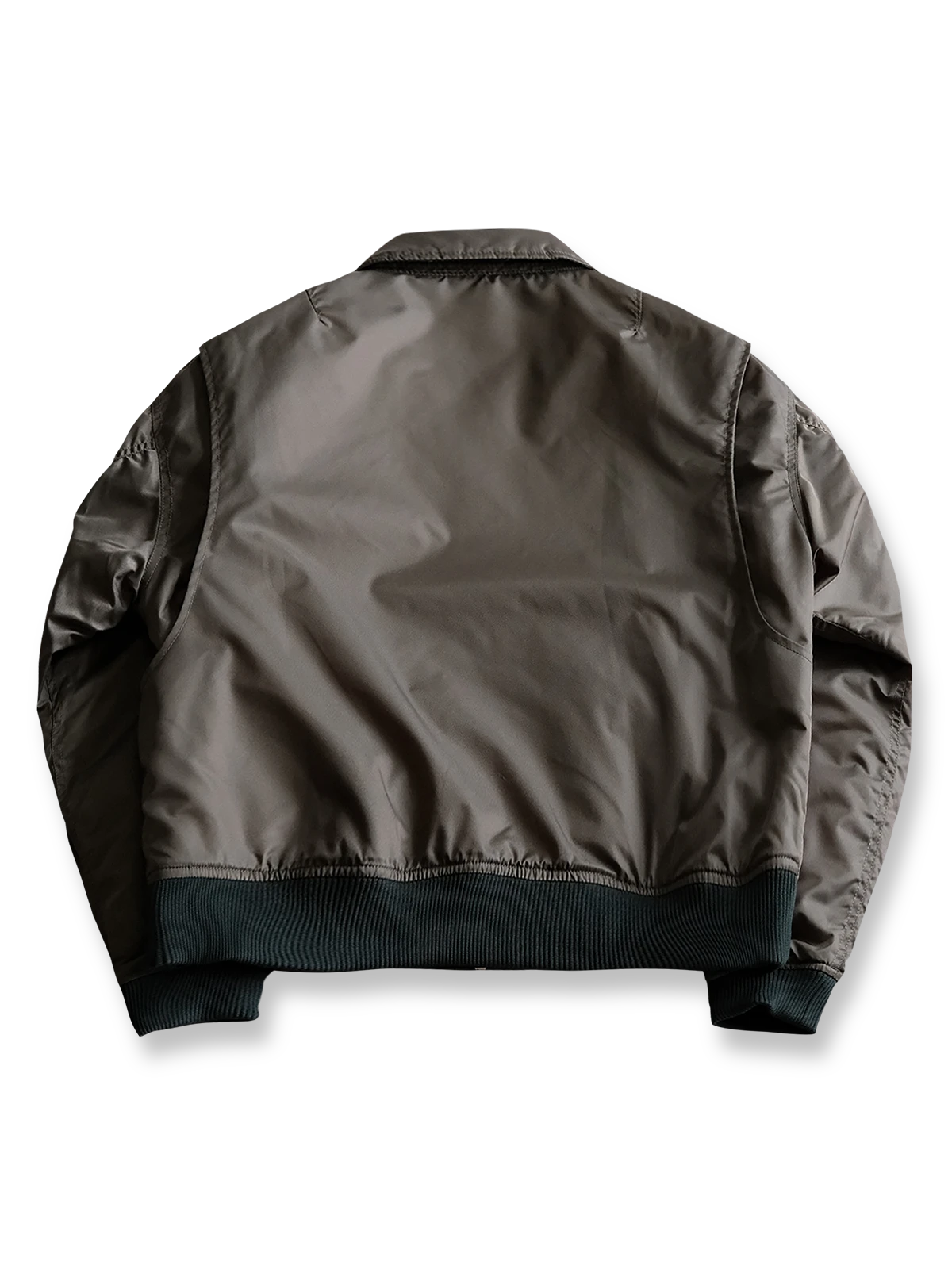 製品画像:
CWU-45Pフライトジャケット全体展示。高密度ナイロン素材と厚手のキルティング綿を使用し、ミリタリースタイルと快適性を兼ね備えたクラシックなデザイン。
詳細画像:
TALONメタルジッパーとマジックテープエンブレムのディテール。レトロ感あふれるエンブレムとジッパーが、クラシックなフライトジャケットの魅力を引き立てます。