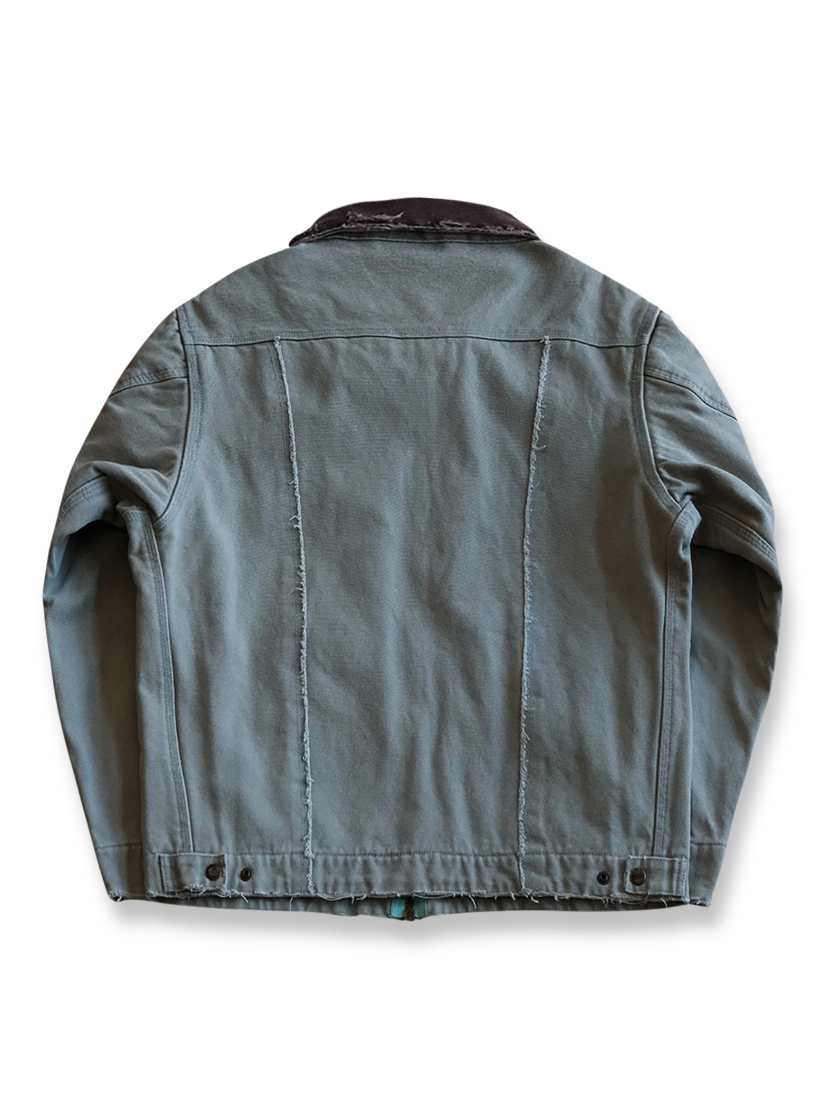 製品画像:
リバイバルダメージパッチワークキャンバスジャケット全体展示。15ozの定織キャンバスと日本製厚ウール裏地を使用し、ヴィンテージスタイルを引き立てるタフなキャンバスジャケットの全体像。
詳細画像:
TALONジッパー、スナップボタン、及び水洗い加工のディテール。多重水洗い加工と手作業のダメージ加工が施された、ヴィンテージ感が強調されたディテール。