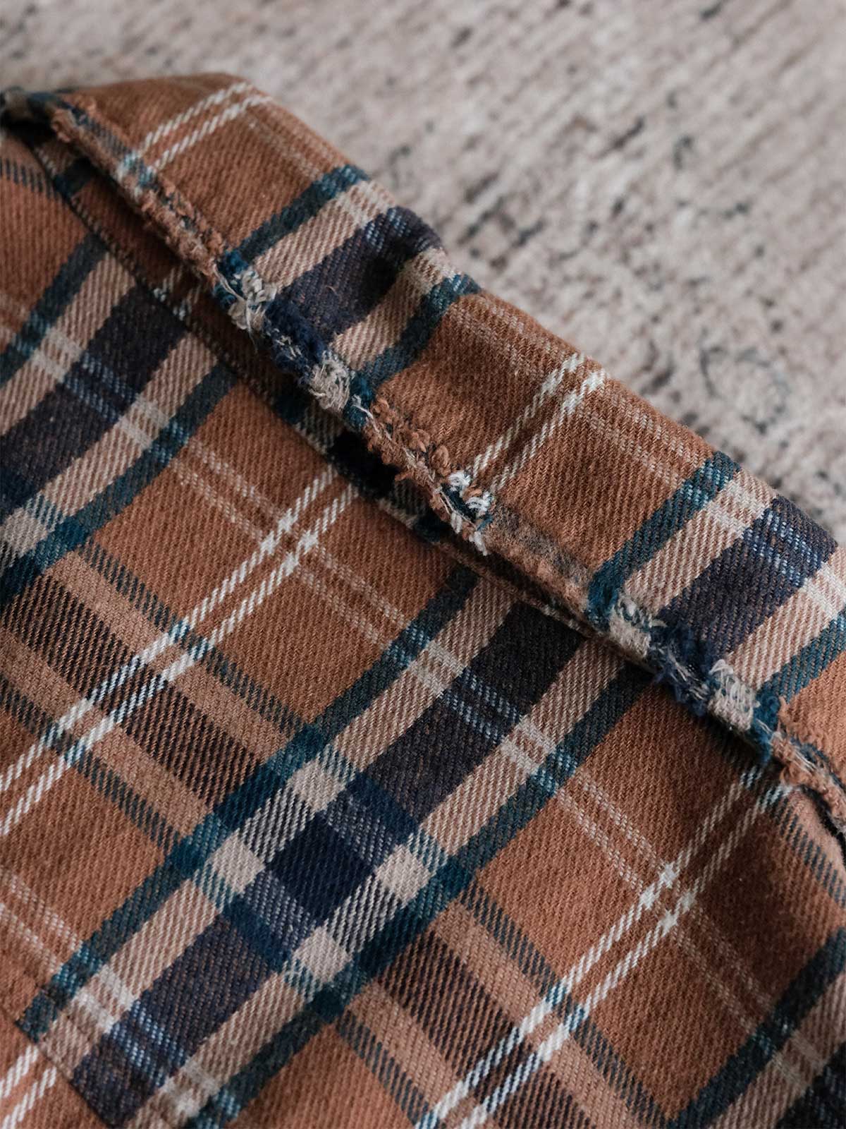 製品画像:
ウォッシュドダメージチェック柄長袖シャツ全体展示。高品質な純コットン生地と酵素洗い加工による自然なヴィンテージ感が引き立てられたチェック柄シャツの全体像。
詳細画像:
ダメージ加工とチェック柄のディテール。手作業で施されたダメージデザインと、チェック柄のテクスチャーが際立つディテール。