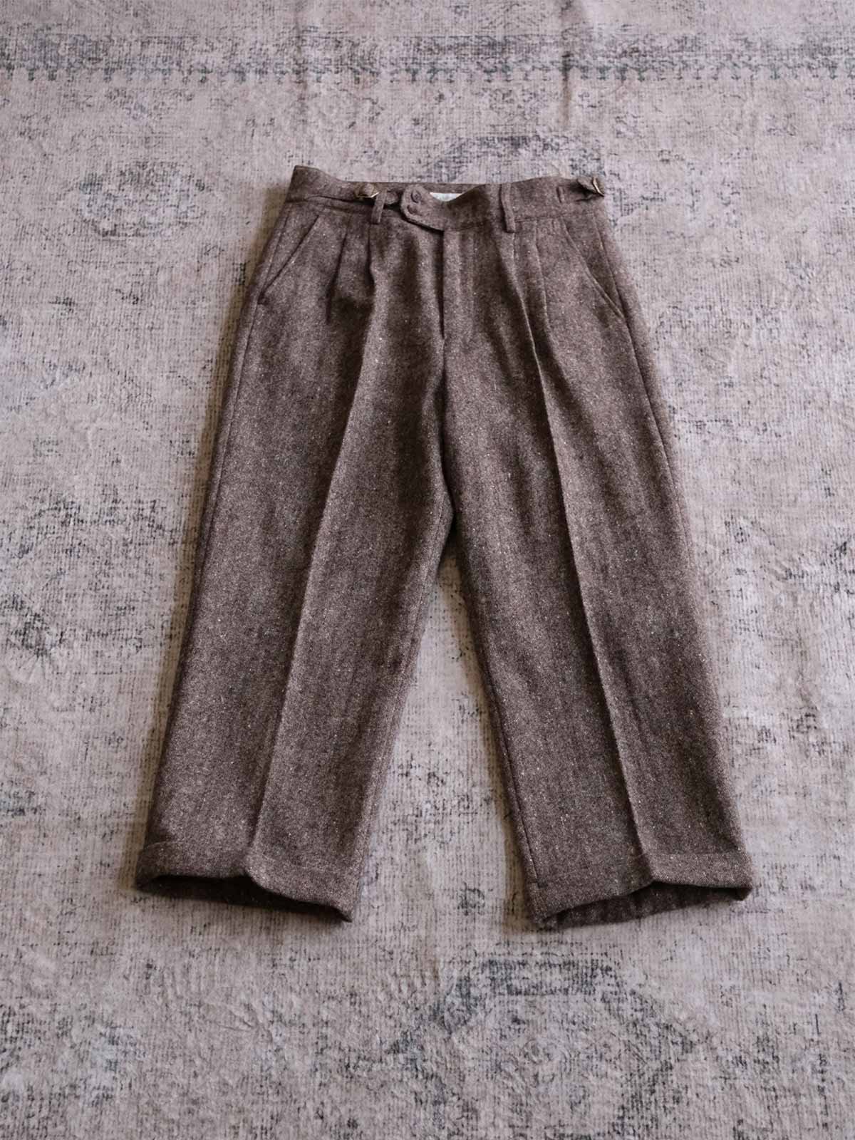 製品画像:
ヴィンテージカラードットウールツイードスラックス全景展示。530g純ウールツイード素材を使用し、1930年代のアメリカンフォーマルスタイルを表現したヴィンテージ感あふれるスラックスの全体像。
詳細画像:
ウールツイード生地とカラードットディテールのクローズアップ。細かなカラードットとテクスチャーが強調され、ヴィンテージスタイルの視覚効果を引き出しているディテール。