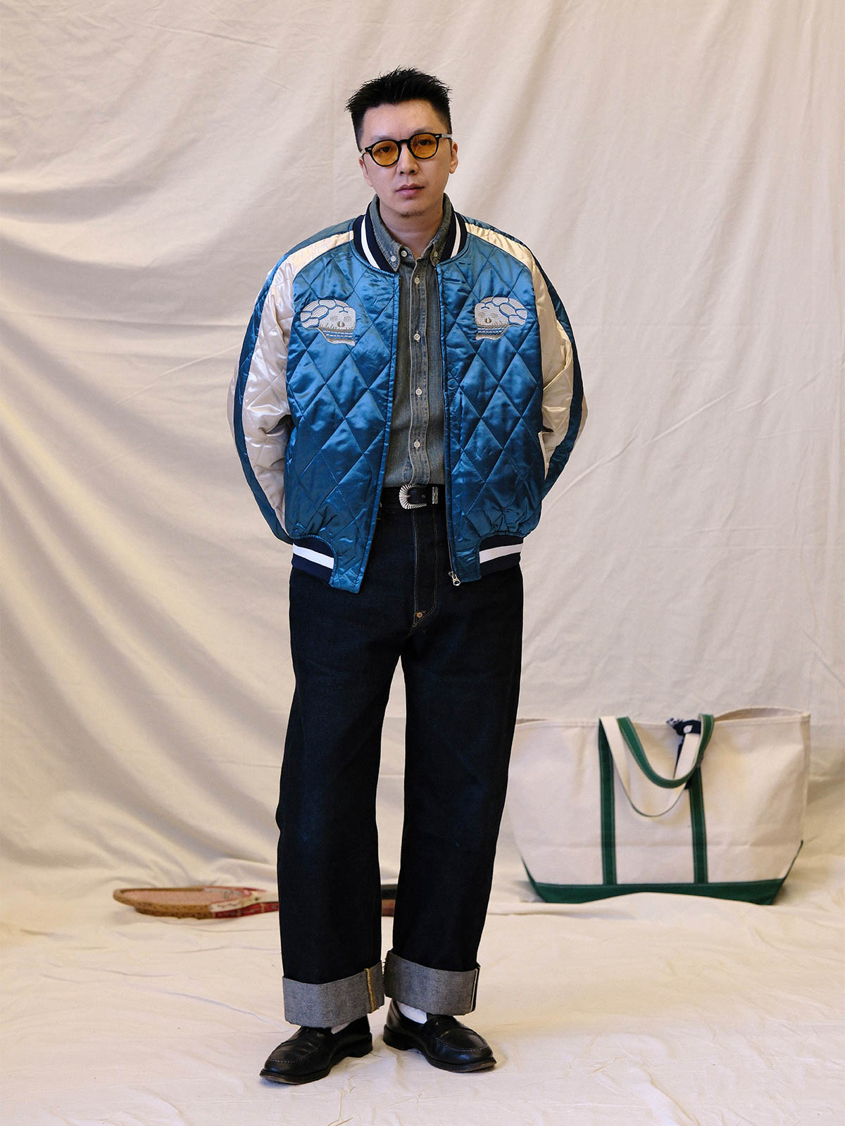 詳細画像:
エッチング加工された真鍮バックルのディテール。精緻な彫刻が施された立体感のあるバックルが、ヴィンテージスタイルの魅力を引き立てるディテール。
モデル画像:
モデルがヴィンテージキャバルリーベルトを着用し、デニムやカーゴパンツと合わせて、アメリカンウェスタンスタイルを披露している画像。