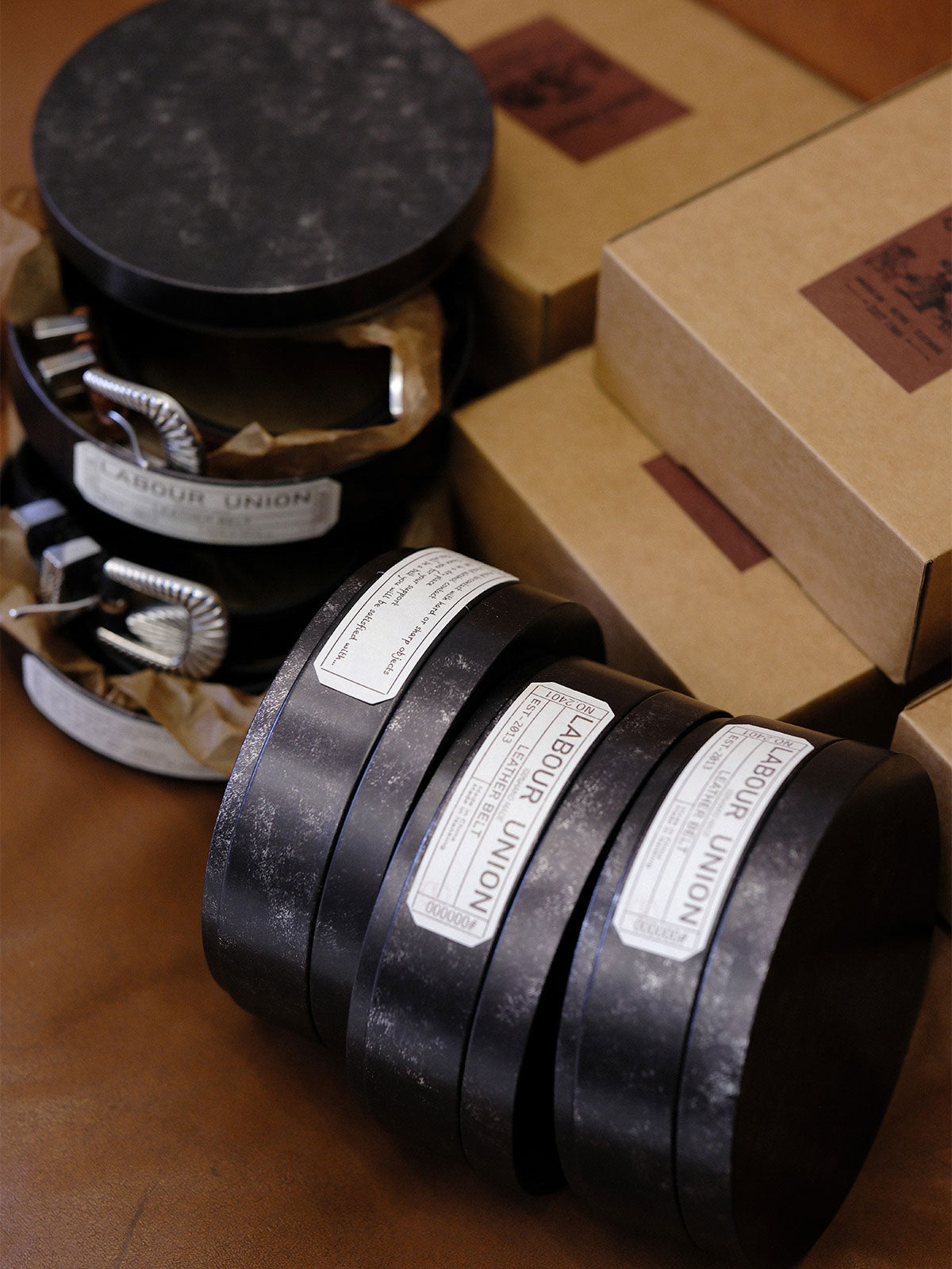 製品画像:
ヴィンテージキャバルリー インポートレザーベルト全景展示。アメリカンウェスタンスタイルにインスパイアされたインポートレザー素材のベルトで、タフでレトロなヴィンテージ感が表現された全体像。
詳細画像:
エッチング加工された真鍮バックルのディテール。精緻な彫刻が施された立体感のあるバックルが、ヴィンテージスタイルの魅力を引き立てるディテール。