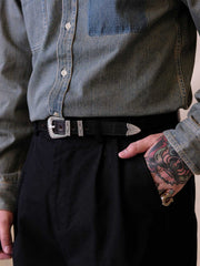 
詳細画像:
エッチング加工された真鍮バックルのディテール。精緻な彫刻が施された立体感のあるバックルが、ヴィンテージスタイルの魅力を引き立てるディテール。
モデル画像:
モデルがヴィンテージキャバルリーベルトを着用し、デニムやカーゴパンツと合わせて、アメリカンウェスタンスタイルを披露している画像。