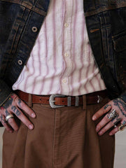 
詳細画像:
エッチング加工された真鍮バックルのディテール。精緻な彫刻が施された立体感のあるバックルが、ヴィンテージスタイルの魅力を引き立てるディテール。
モデル画像:
モデルがヴィンテージキャバルリーベルトを着用し、デニムやカーゴパンツと合わせて、アメリカンウェスタンスタイルを披露している画像。