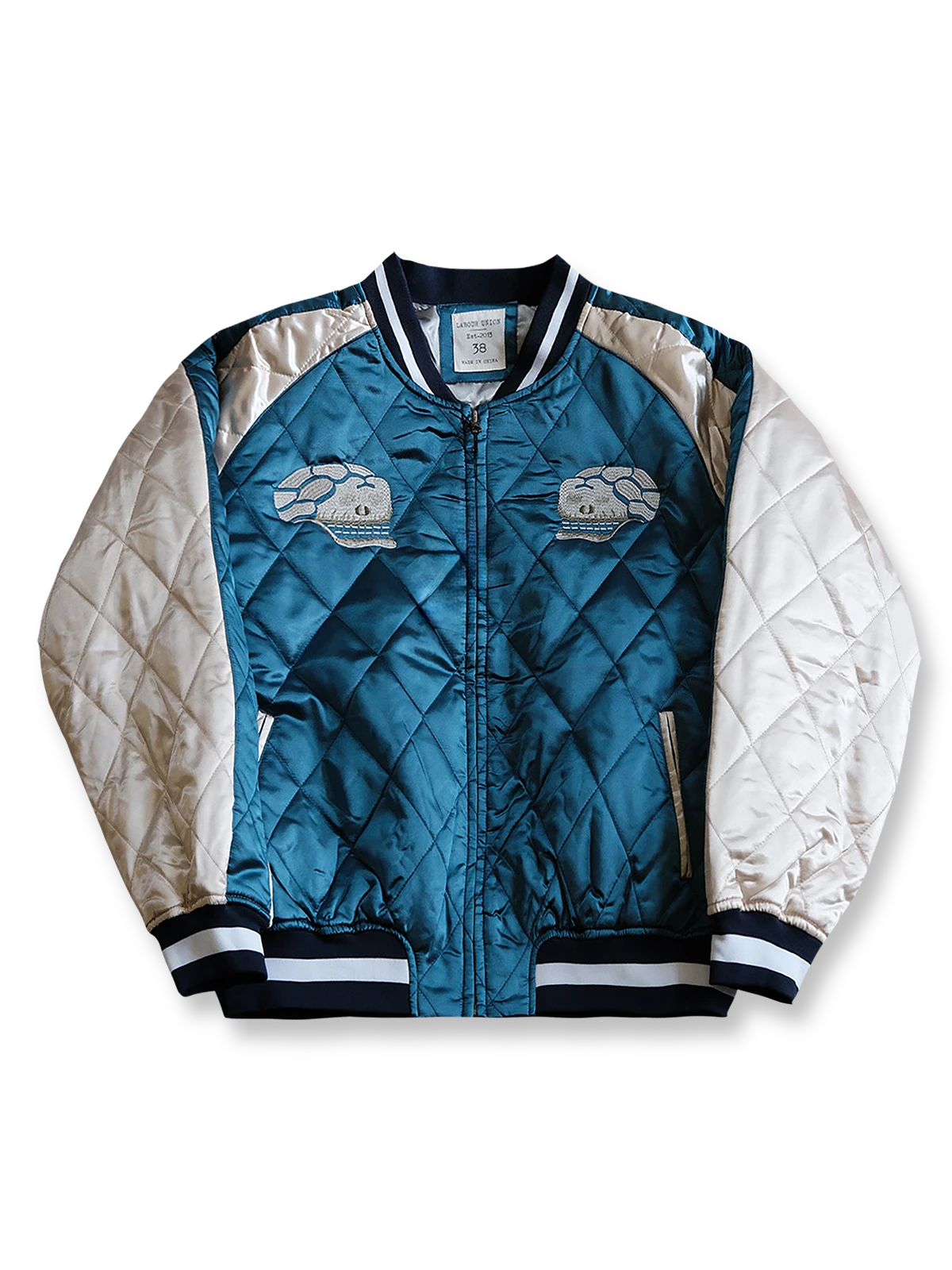 製品画像:
スカジョンスタイル刺繍キルティングジャケット全体展示。1960年代のヨコスカスタイルをインスパイアした、光沢感のあるサテン生地と精緻な刺繍デザインが特徴的なヴィンテージ感溢れるジャケットの全体像。
詳細画像:
精緻な刺繍と光沢サテン生地のディテール。大面積の刺繍デザインと鮮やかな色合いが、ジャケットに強い視覚的インパクトを与えるディテール。