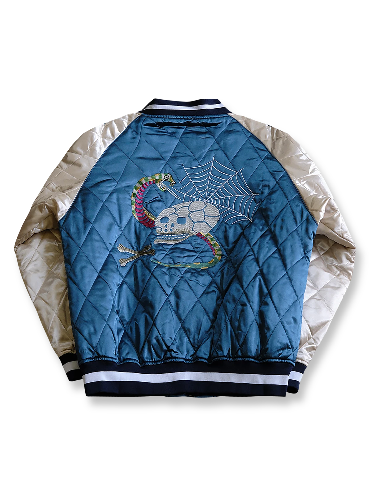 製品画像:
スカジョンスタイル刺繍キルティングジャケット全体展示。1960年代のヨコスカスタイルをインスパイアした、光沢感のあるサテン生地と精緻な刺繍デザインが特徴的なヴィンテージ感溢れるジャケットの全体像。
詳細画像:
精緻な刺繍と光沢サテン生地のディテール。大面積の刺繍デザインと鮮やかな色合いが、ジャケットに強い視覚的インパクトを与えるディテール。