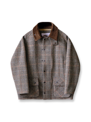 製品画像:
ヴィンテージウールハンティングジャケット全体展示。クラシックなハンティングスタイルを基に、ウールツイード素材とコーデュロイ襟を採用した、ヴィンテージ感と実用性を兼ね備えたジャケットの全体像。
詳細画像:
コーデュロイ襟とフラップポケットのディテール。補強ステッチやフィッシュボーンパターンのコットンライニングなど、耐久性と快適性を強調したディテール画像。