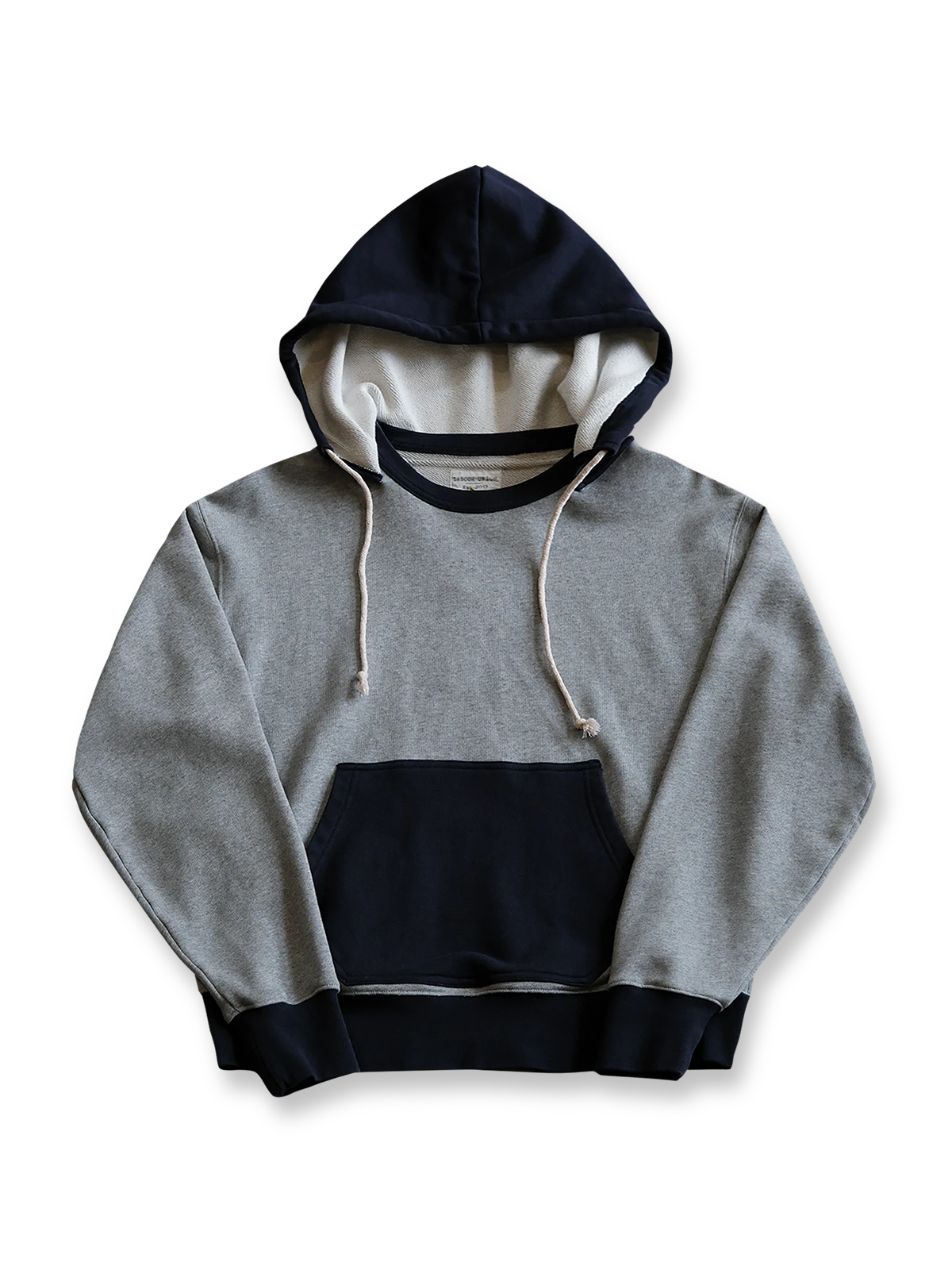 製品画像:
アメリカンヴィンテージ パッチワークヘビーウェイトパーカー全体展示。1960年代のアメリカンキャンパススタイルとパッチワークデザインが融合した、ユニークなヴィンテージ感とレイヤード感を演出するパーカーの全体像。
詳細画像:
パッチワークデザインとコア糸の縫製ディテール。500gのヘビーウェイトコットン素材と精緻な工芸技術が強調されたディテール。