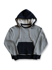 製品画像:
アメリカンヴィンテージ パッチワークヘビーウェイトパーカー全体展示。1960年代のアメリカンキャンパススタイルとパッチワークデザインが融合した、ユニークなヴィンテージ感とレイヤード感を演出するパーカーの全体像。
詳細画像:
パッチワークデザインとコア糸の縫製ディテール。500gのヘビーウェイトコットン素材と精緻な工芸技術が強調されたディテール。