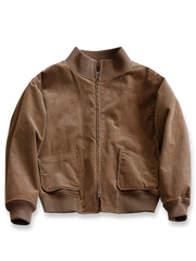 製品画像:
コーデュロイ×ウール ミリタリージャケット全体展示。1941年のアメリカ軍Winter Combat Jacketにインスパイアされたデザインで、コーデュロイとウールツイードを組み合わせたレトロで暖かいミリタリースタイル。
詳細画像:
リブ編みの襟、袖口、裾とプリーツデザインのディテール。寒風を防ぎ、自由な動きをサポートする機能的なデザインとミリタリー感が引き立ちます。