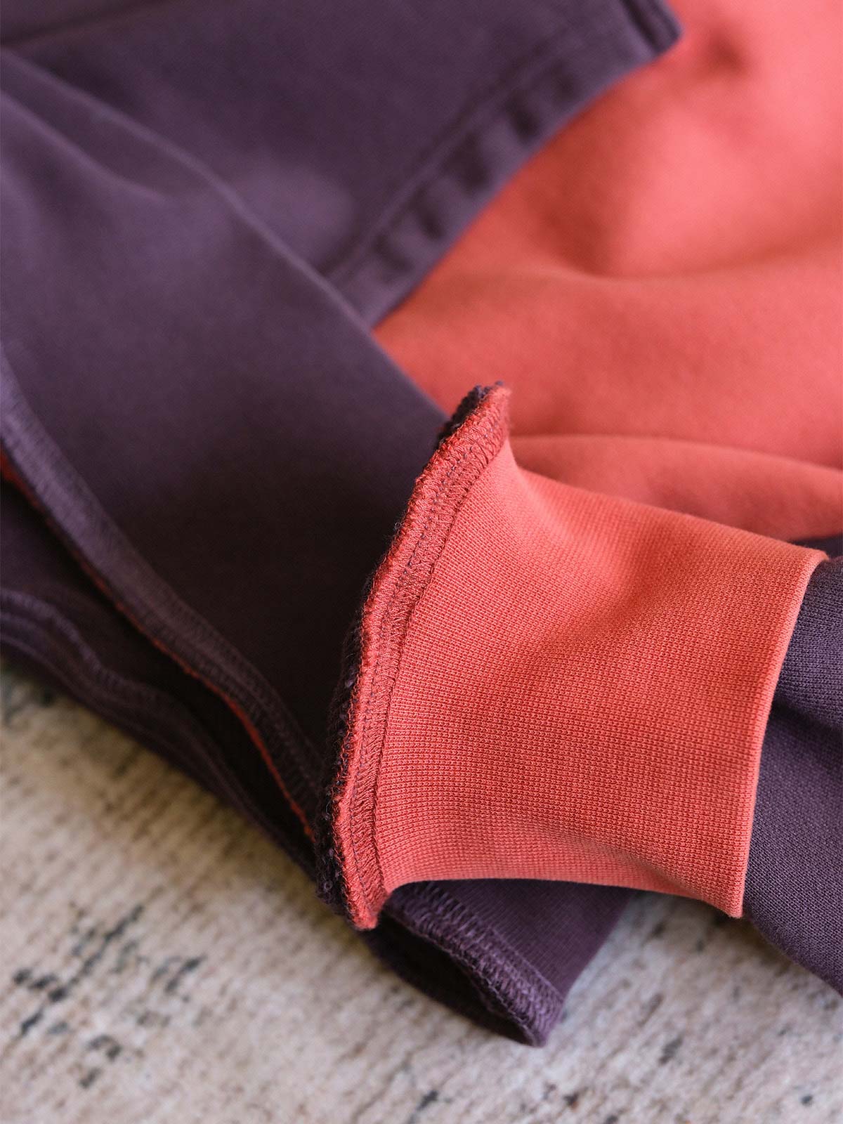 製品画像:
アメリカンヴィンテージ パッチワーク ヘビーコットン パーカー全体を示す画像。1960年代のアメリカンヴィンテージスタイルと独特のパッチワークデザインが特徴的なヘビーコットン素材のパーカーの全貌を捉えています。500gのコットン素材を使用し、耐久性と快適な着心地が提供されます。
詳細画像:
アメリカンヴィンテージスタイルのパッチワークデザインに加え、コア糸を使用した縫製ディテールに焦点を当てた画像。ヘビーコットン素材の質感と、強度を高めるための精緻な縫製技術が強調されています。