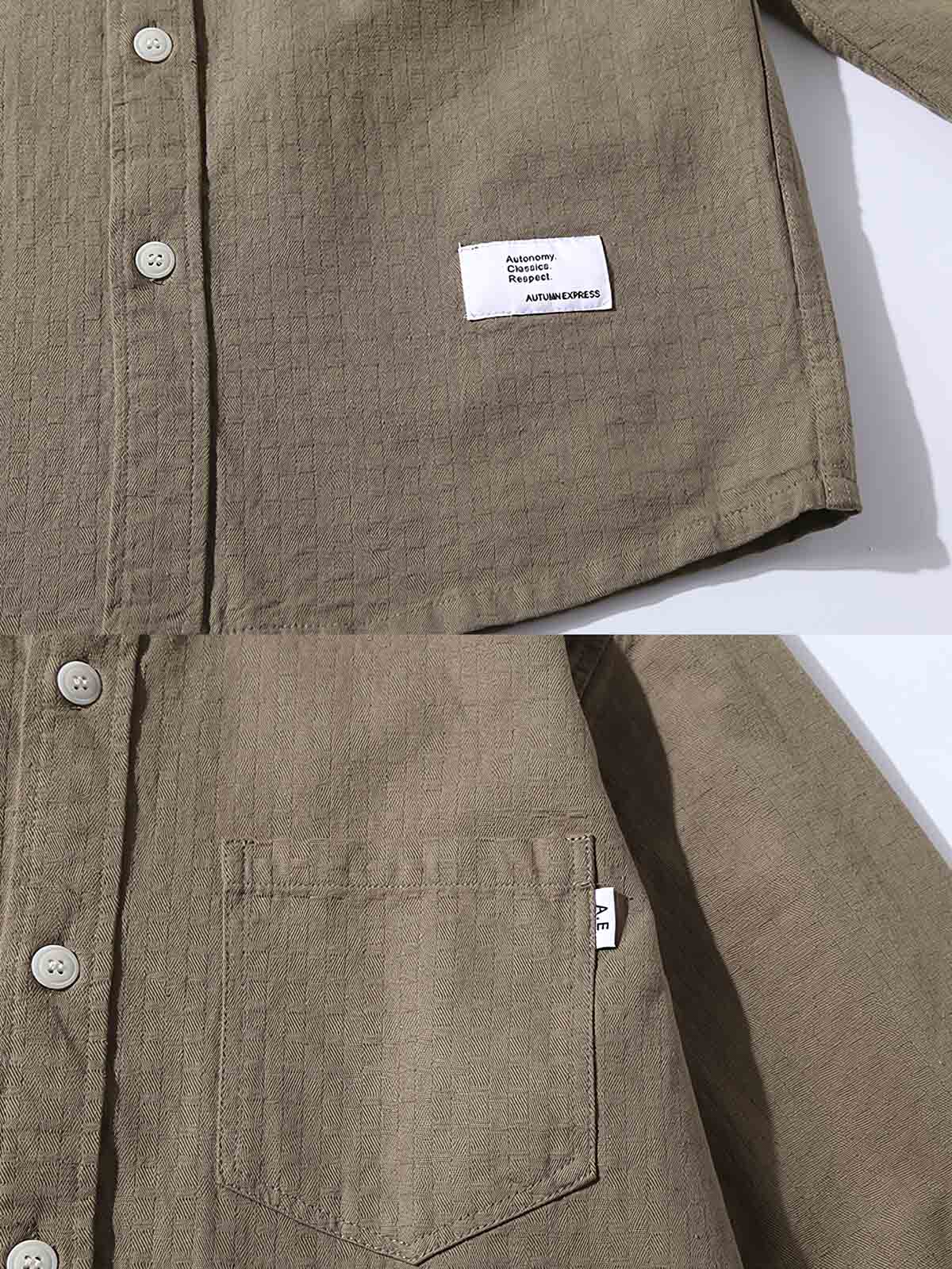 コットンワークシャツのディテールに焦点を当てたクローズアップ。柔らかな肌触りと洗練されたボタン使いが見える。