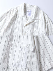 シャツのジャカード織りストライプパターンとキューバカラーのクローズアップ。