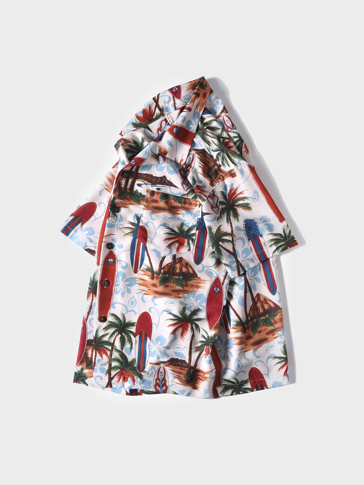トロピカルモチーフの印刷が施された半袖シャツ。軽やかなポリエステル素材を使用し、カジュアルで快適な着心地を提供します。