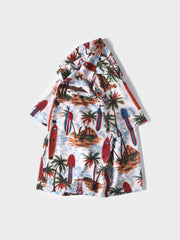 トロピカルモチーフの印刷が施された半袖シャツ。軽やかなポリエステル素材を使用し、カジュアルで快適な着心地を提供します。