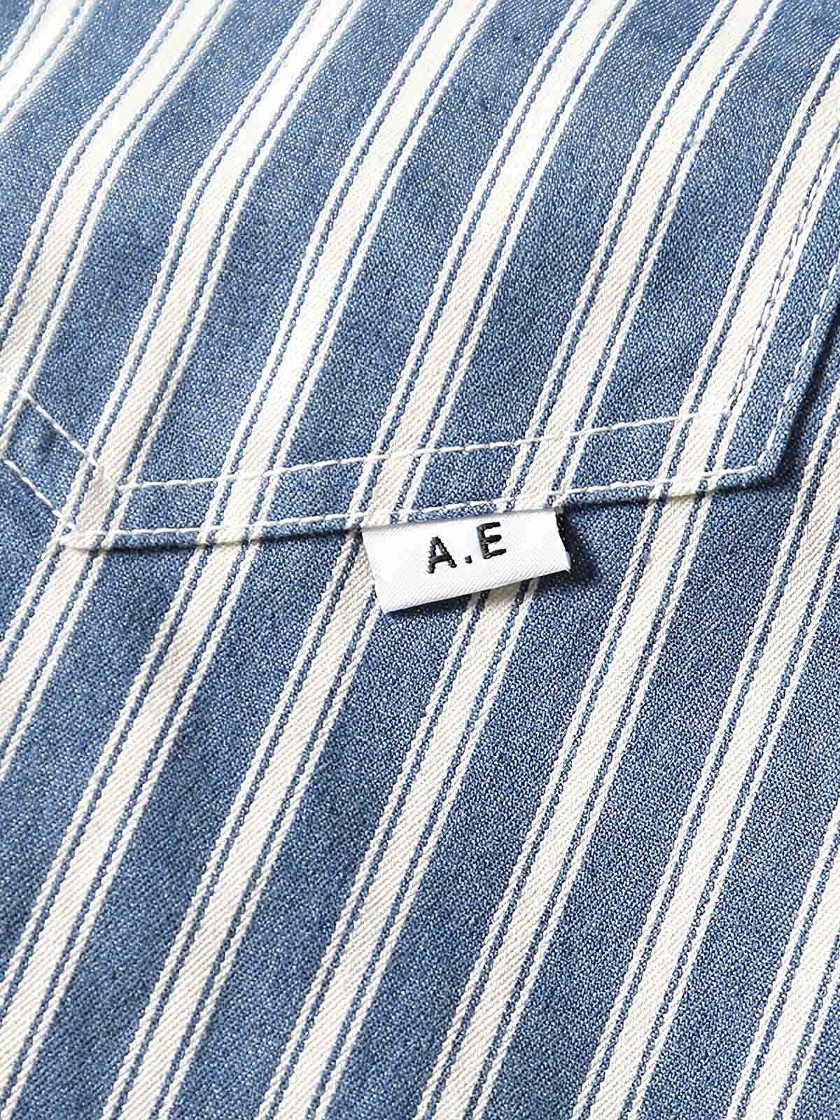 ストライプ柄とデニム素材のディテール展示、現代的な工芸技術の要素をアピール。