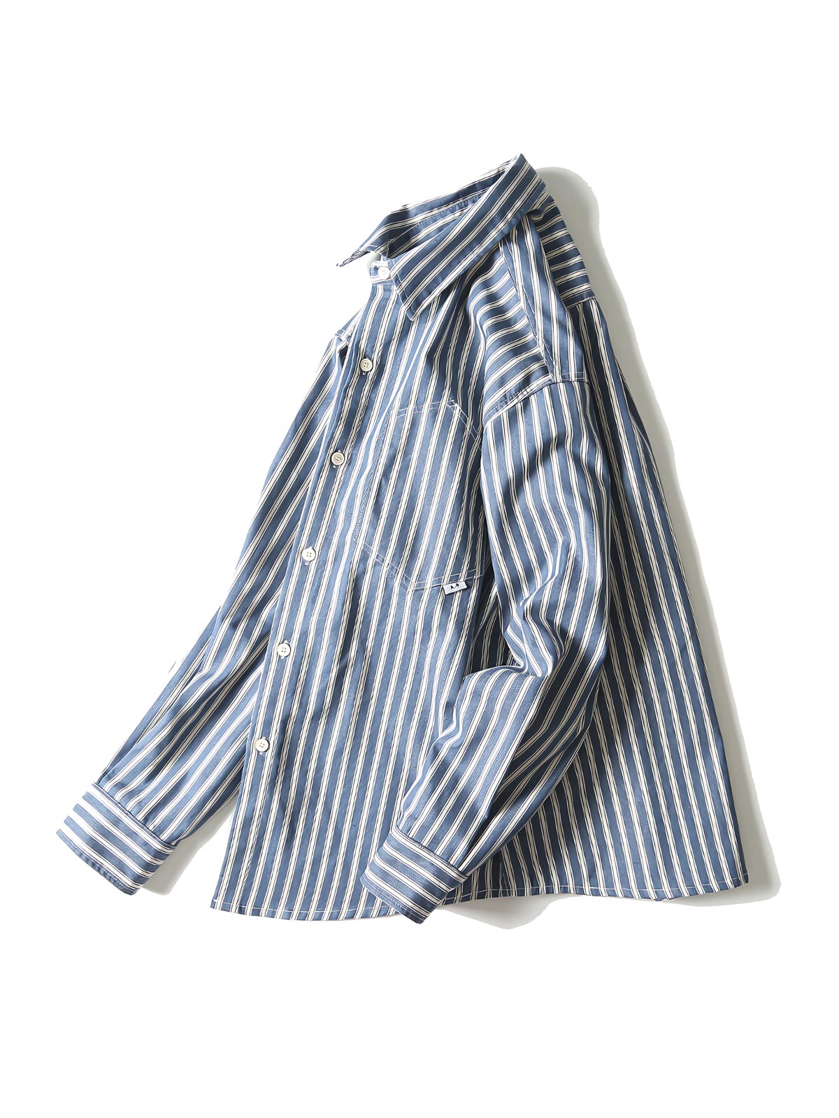 ストライプ柄とデニム素材のディテール展示、現代的な工芸技術の要素をアピール。