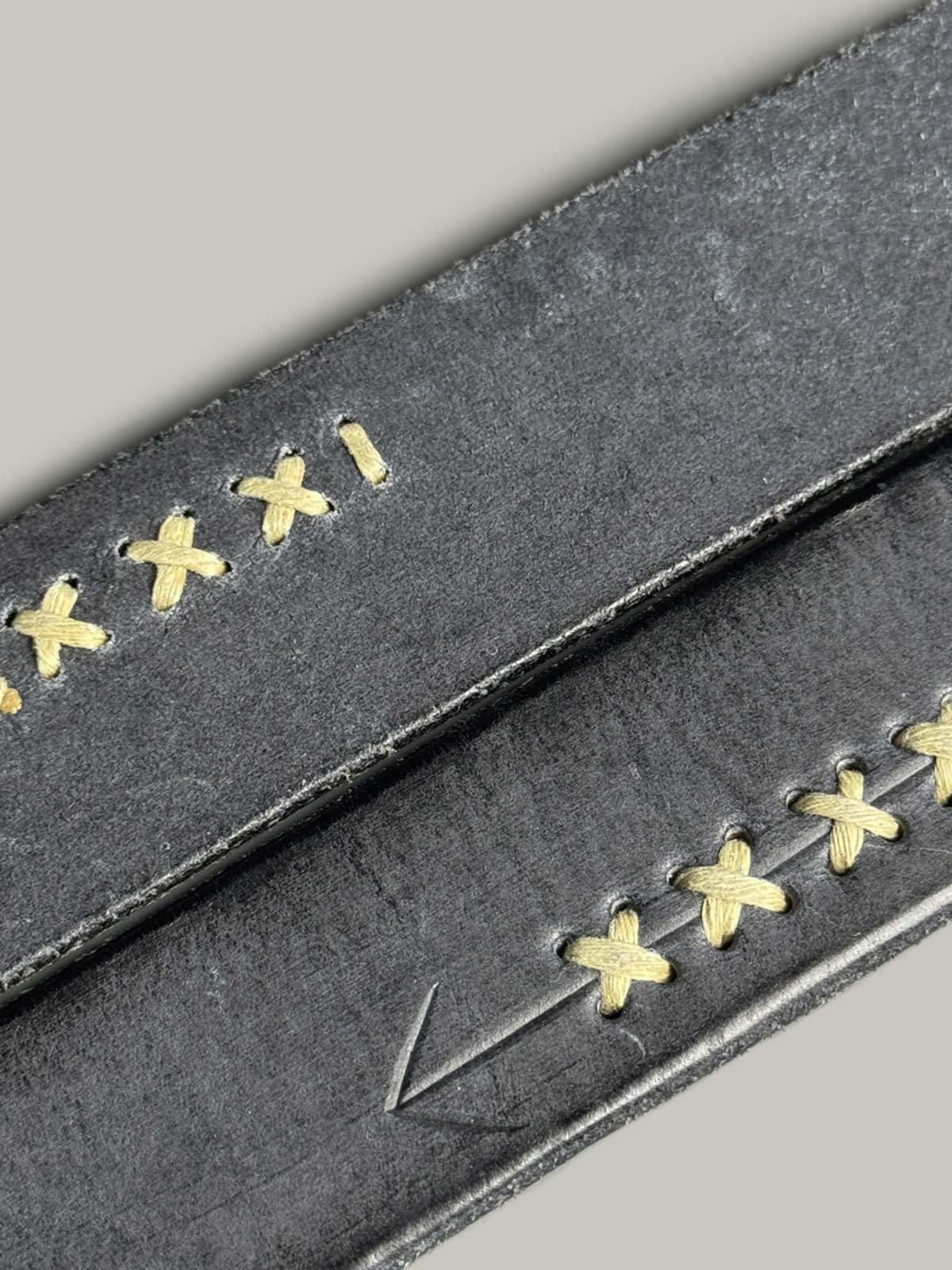 製品画像: ヴィンテージアメリカン手作りレザーベルトの正面図
詳細画像: レザーの質感と真鍮バックルのディテール