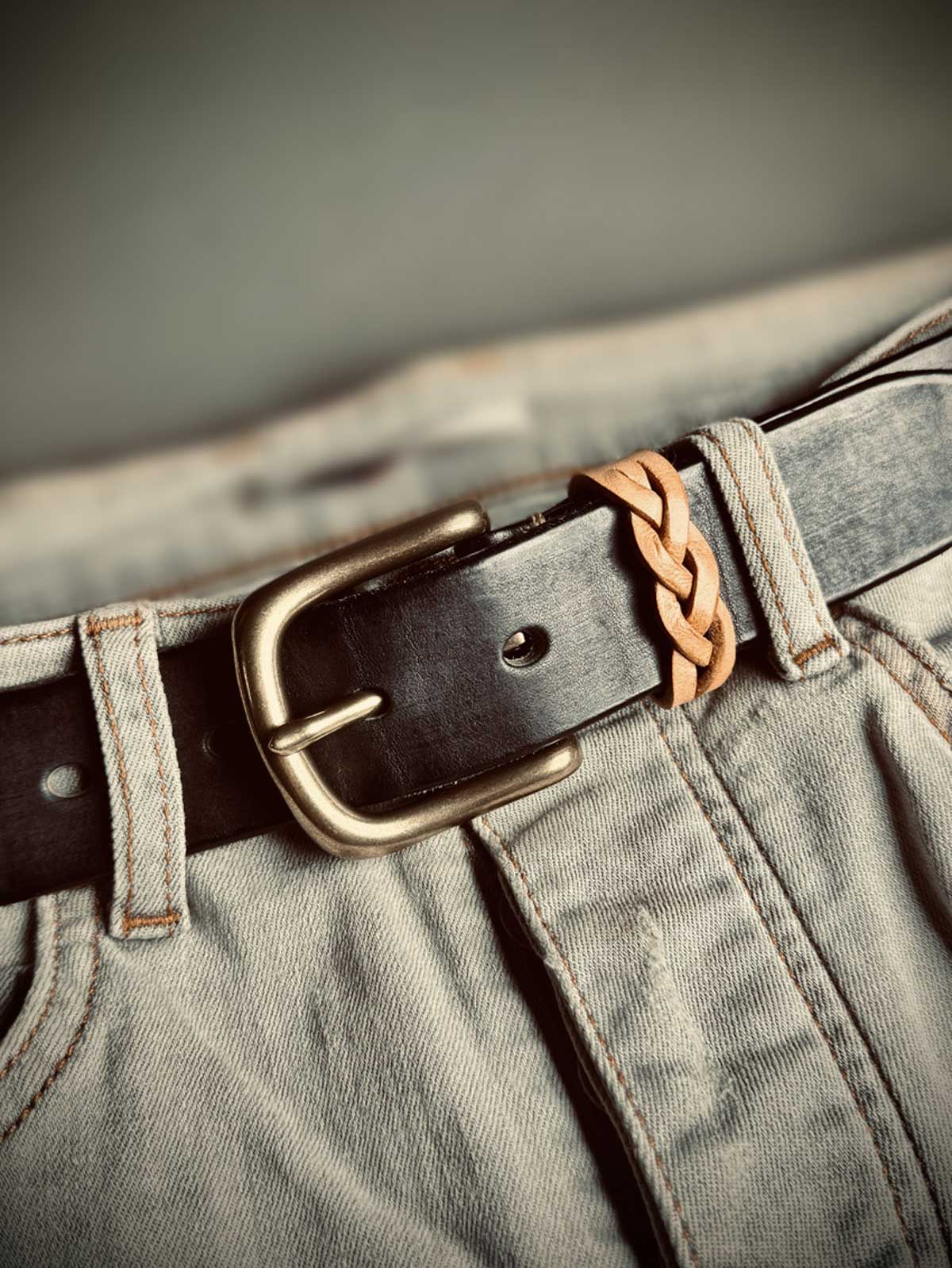 製品画像: ヴィンテージアメリカン手作りレザーベルトの正面図
詳細画像: レザーの質感と真鍮バックルのディテール