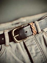 製品画像: ヴィンテージアメリカン手作りレザーベルトの正面図
詳細画像: レザーの質感と真鍮バックルのディテール