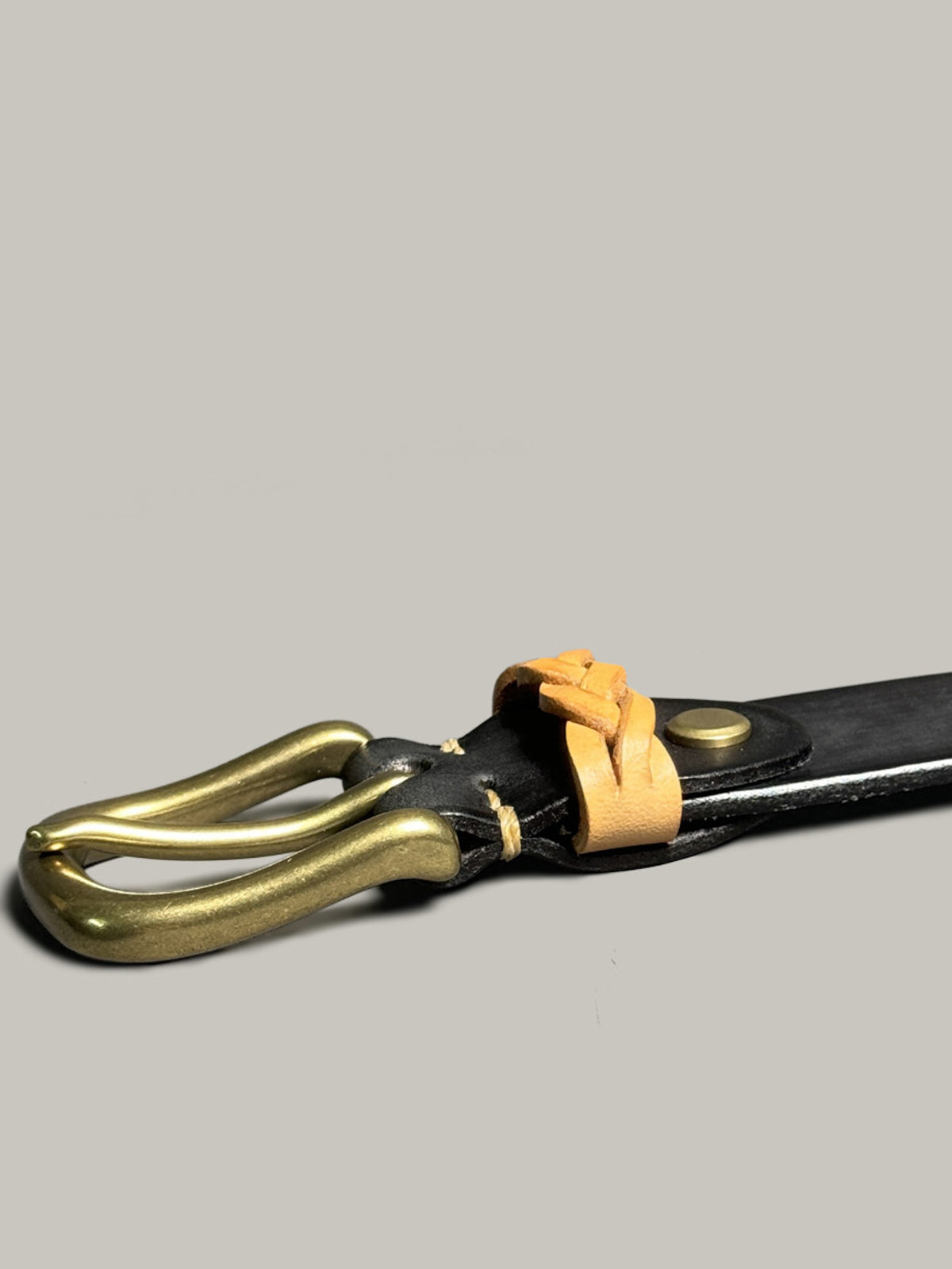 製品画像: ヴィンテージアメリカン手作りレザーベルトの正面図
詳細画像: レザーの質感と真鍮バックルのディテール