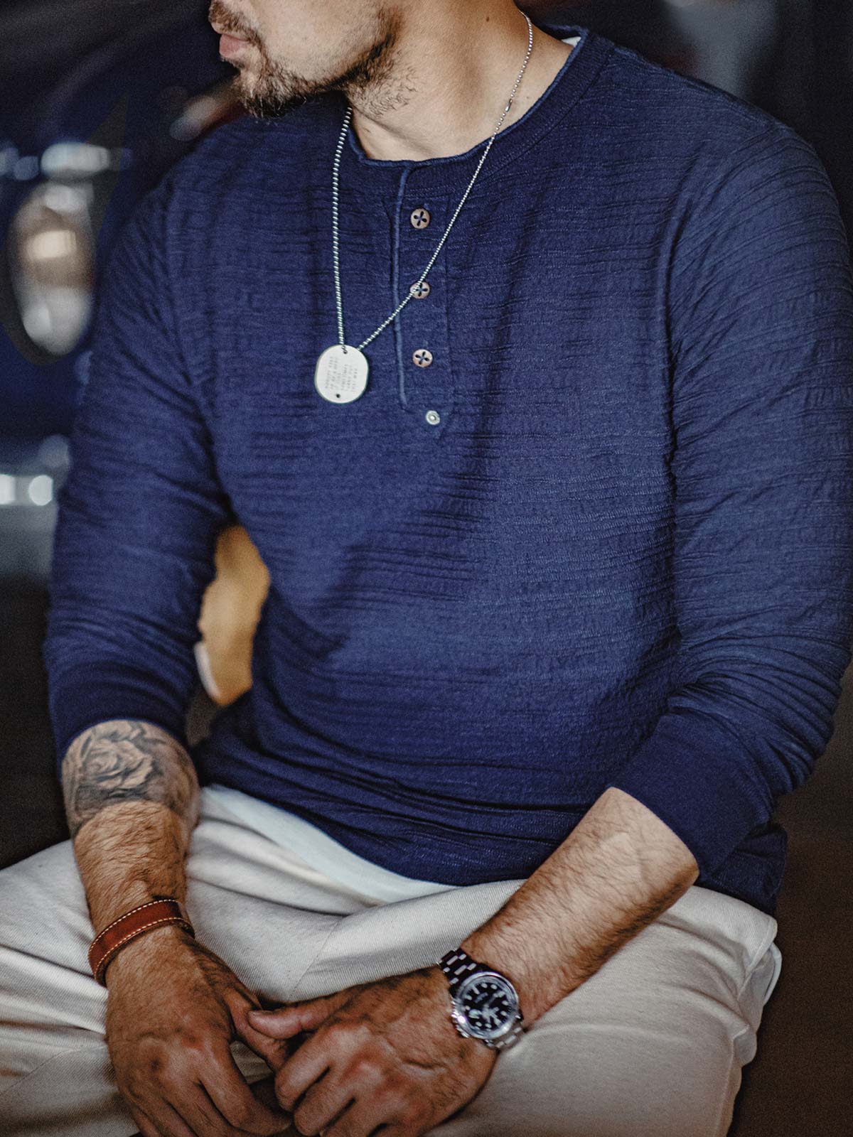 モデル画像: デニムヘンリーネックシャツのヴィンテージスタイル展示