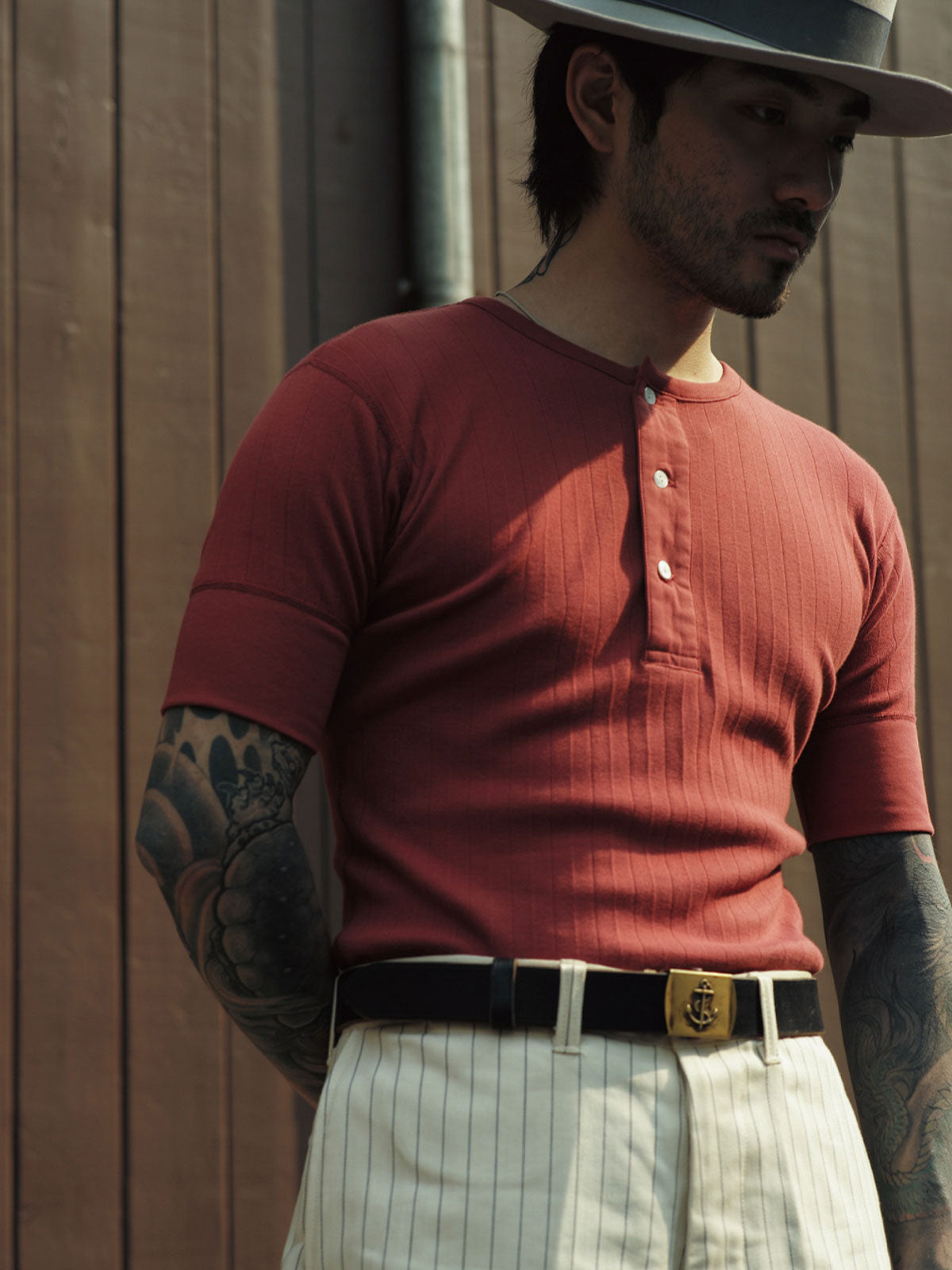  モデルが着用したヘンリーネックスリムフィット半袖Tシャツのスタイリング例