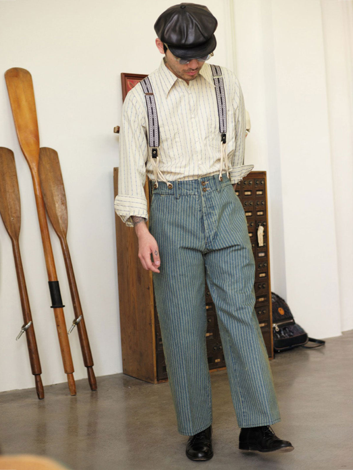 ヴィンテージストライプベージュジャカードシャツを着用したモデル