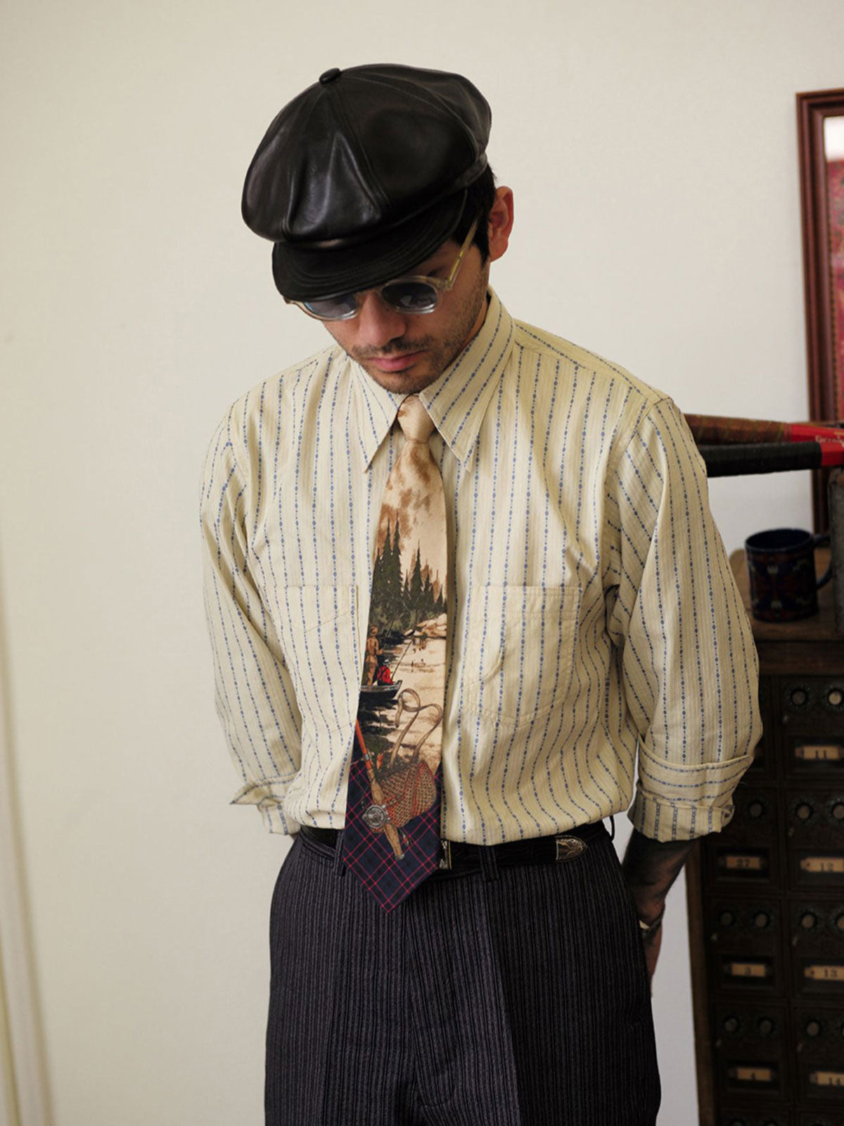 ヴィンテージストライプベージュジャカードシャツを着用したモデル