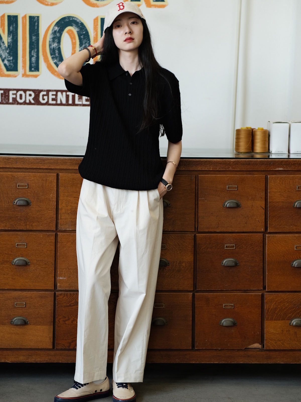 モデルが着用したハイウエストヴィンテージワイドパンツのスタイリング