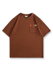 グレー、ブラウン、ダークブルーの3色展示のメンズポケット刺繍クルーネックルーズフィット半袖Tシャツ