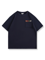 グレー、ブラウン、ダークブルーの3色展示のメンズポケット刺繍クルーネックルーズフィット半袖Tシャツ