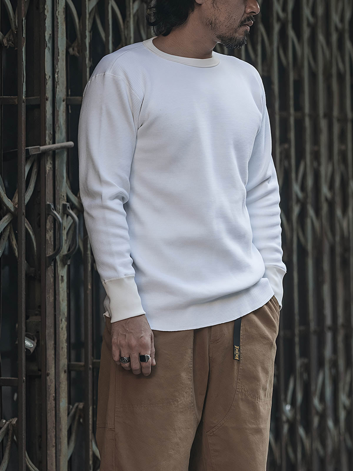 モデルがワッフル格子長袖Tシャツをインナーとして着用し、カーディガンと合わせて快適で暖かい秋冬のスタイルを披露。