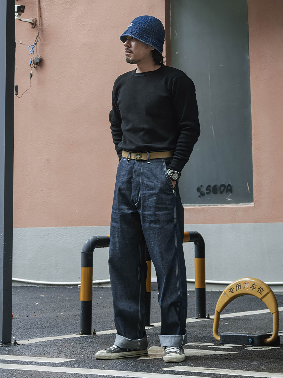 モデルがワッフル格子長袖Tシャツをインナーとして着用し、カーディガンと合わせて快適で暖かい秋冬のスタイルを披露。