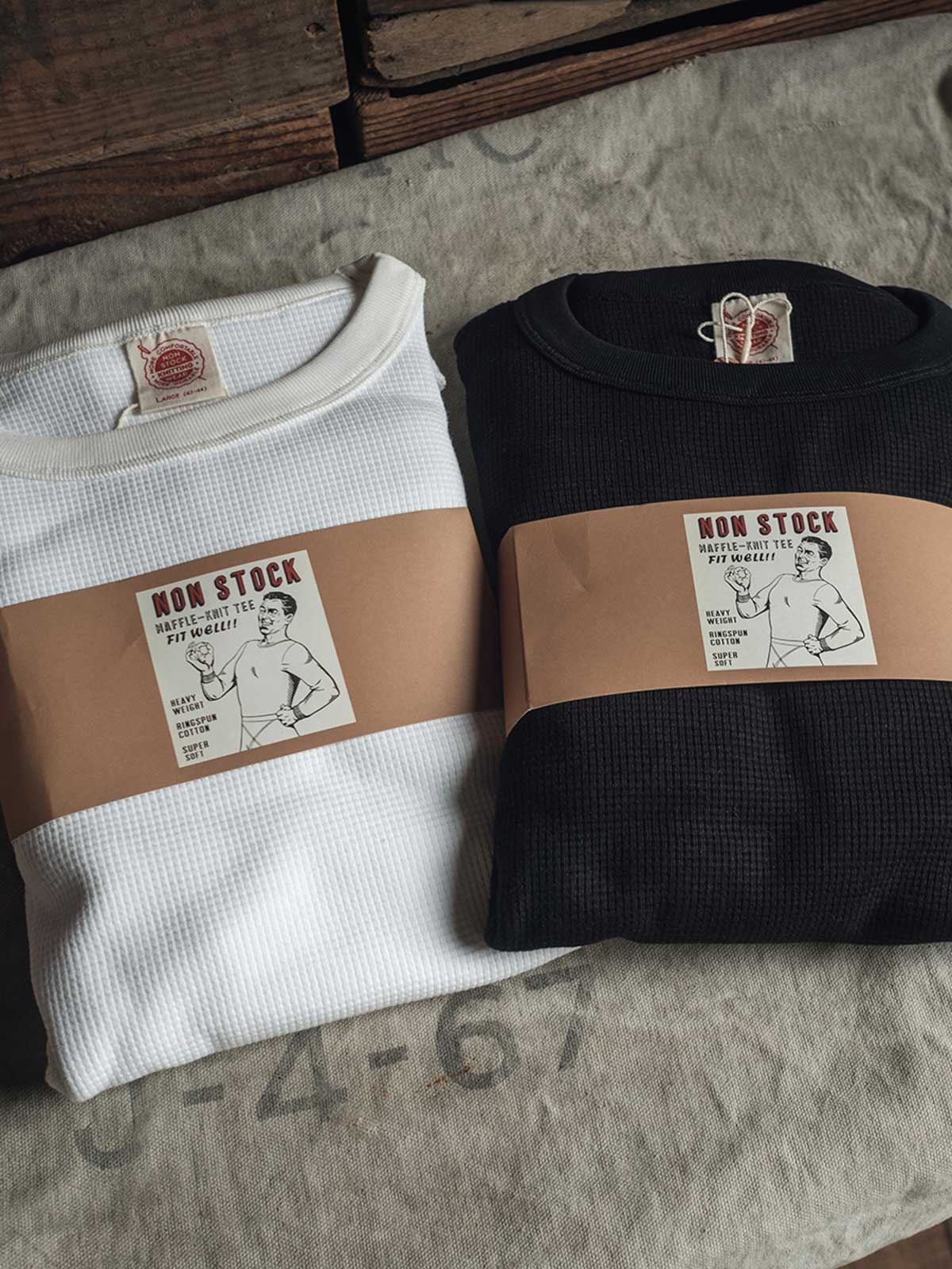 クラシックなワッフル格子模様の長袖Tシャツ、厚手のコットン生地使用、シンプルなクルーネックデザイン。