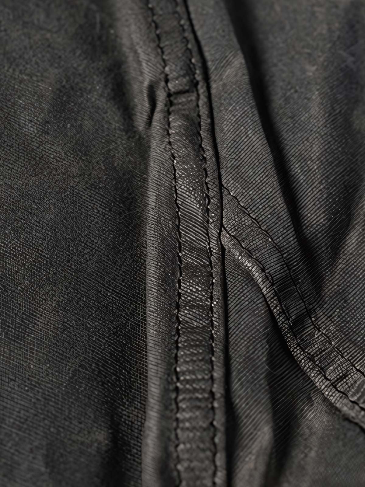 製品画像
19世紀末の防水技術を受け継いだイギリス ワックスド ワークジャケットの正面デザイン。ワックス加工を施した高密度コットンキャンバス生地とクラシックなラグランスリーブシルエットが特徴的

詳細画像
ブラウンのコーデュロイ襟とワックス加工特有のシワが際立つディテール。防風性と経年変化による質感の深みが魅力的なデザイン