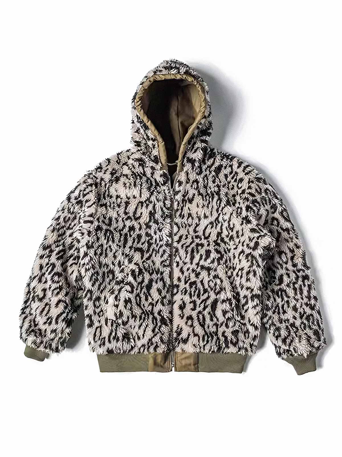 製品画像
1944年米軍のB-10フライトジャケットを基にデザインされたリバーシブルデッキジャケットの正面図。カーキ外層がミリタリーの伝統を再現し、クラシックな無骨さを体現

詳細画像
内側のレオパード柄フロッキープリントとConmar製ダブルジッパーのディテール特写。リバーシブル仕様ならではの2通りのスタイルを楽しめる実用的なデザイン
