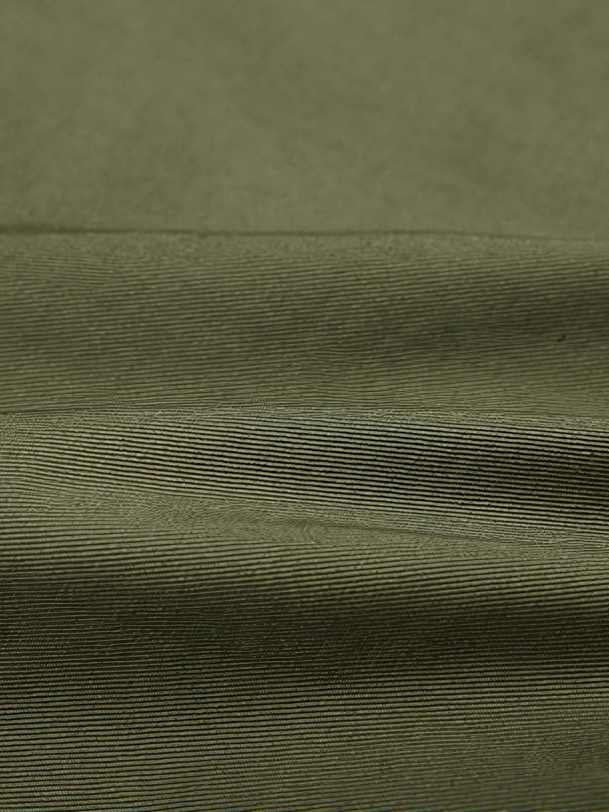 製品画像
リバーシブル仕様のトラ刺繍ワークシャツ全体デザイン。片面には胸元に精緻なトラ刺繍、もう片面には竹林に佇むトラのデザインが施された、オリエンタルデザインとミリタリースタイルが融合したシャツ

詳細画像
胸元に施されたトラ刺繍と銅製ボタンのディテール特写。蘇繍（ソシュウ）の伝統技法による繊細なステッチと、クラシックなミリタリーグリーンキャンバス素材の質感が特徴