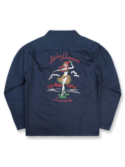 製品画像
「ヴィンテージ刺繍 長袖シャツ全体イメージ。胸元や背中に施されたアメリカンカルチャーを反映した刺繍が特徴のクラシックなデザイン。」

詳細画像
「胸元に描かれたカリフォルニアやハワイを象徴する文化的刺繍ディテールのクローズアップ。イーグルやフラダンスをする女性など、熟練の手作業によるヴィンテージ感あふれる仕上がり。」