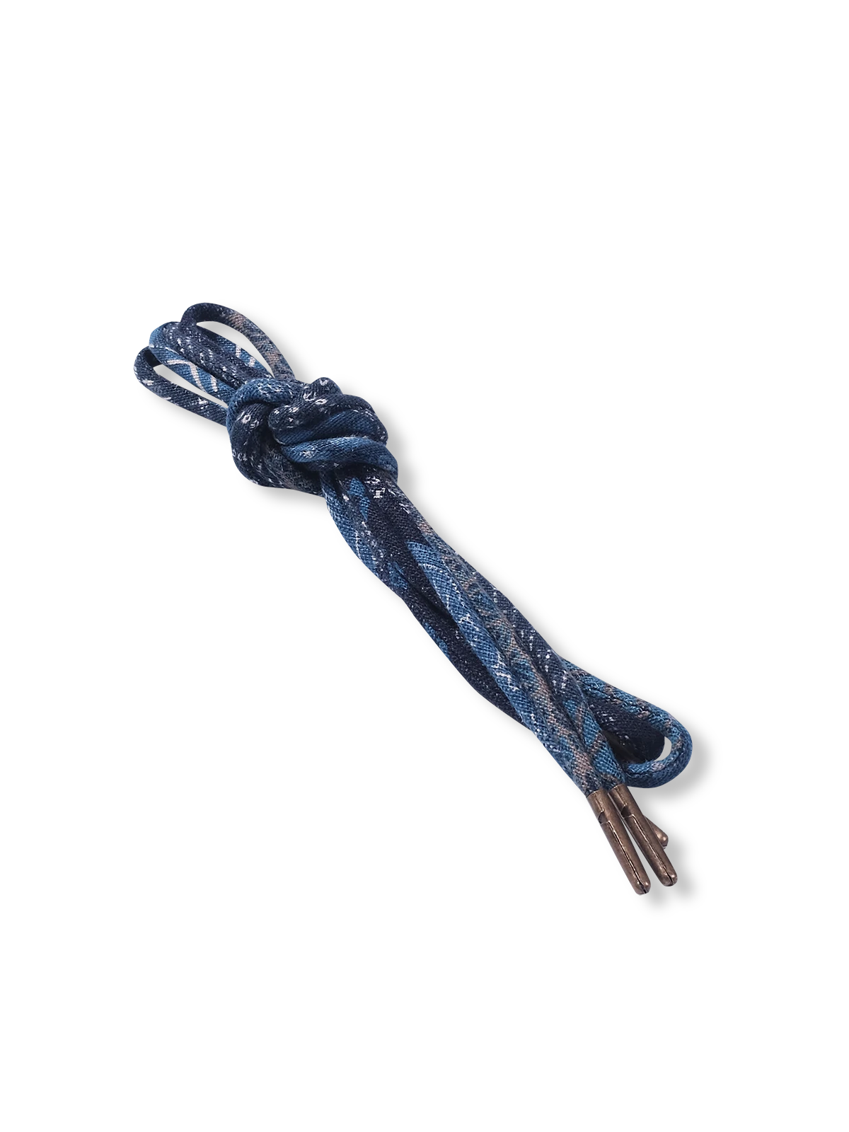 製品画像
「インディゴ染め パッチワーク ヴィンテージ シューレース全体イメージ。藍染め古布を使用し、丸型デザインとヴィンテージ感あふれるパッチワーク技法が特徴。」

細部画像
「金属製シューレースチップと自然な色褪せ感を持つ丸型シューレースのディテールクローズアップ。」