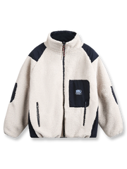 製品画像: リバーシブル シープスキン 中綿ジャケット。柔らかなシープスキンと耐久性のある織りナイロン素材を組み合わせた、多用途デザインの正面全体展示図。

詳細画像: バイカラーデザインと多機能ポケット、さらにハイネック仕様が特徴のリバーシブルジャケットのディテールクローズアップ。