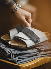 Citywalkシリーズのコルク・ベルクロスライド。スエードとレザーのアッパーとコルク製のフットベッドを特徴とする2色デザイン。