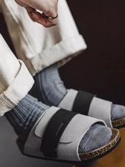 Citywalkシリーズのコルク・ベルクロスライド。スエードとレザーのアッパーとコルク製のフットベッドを特徴とする2色デザイン。