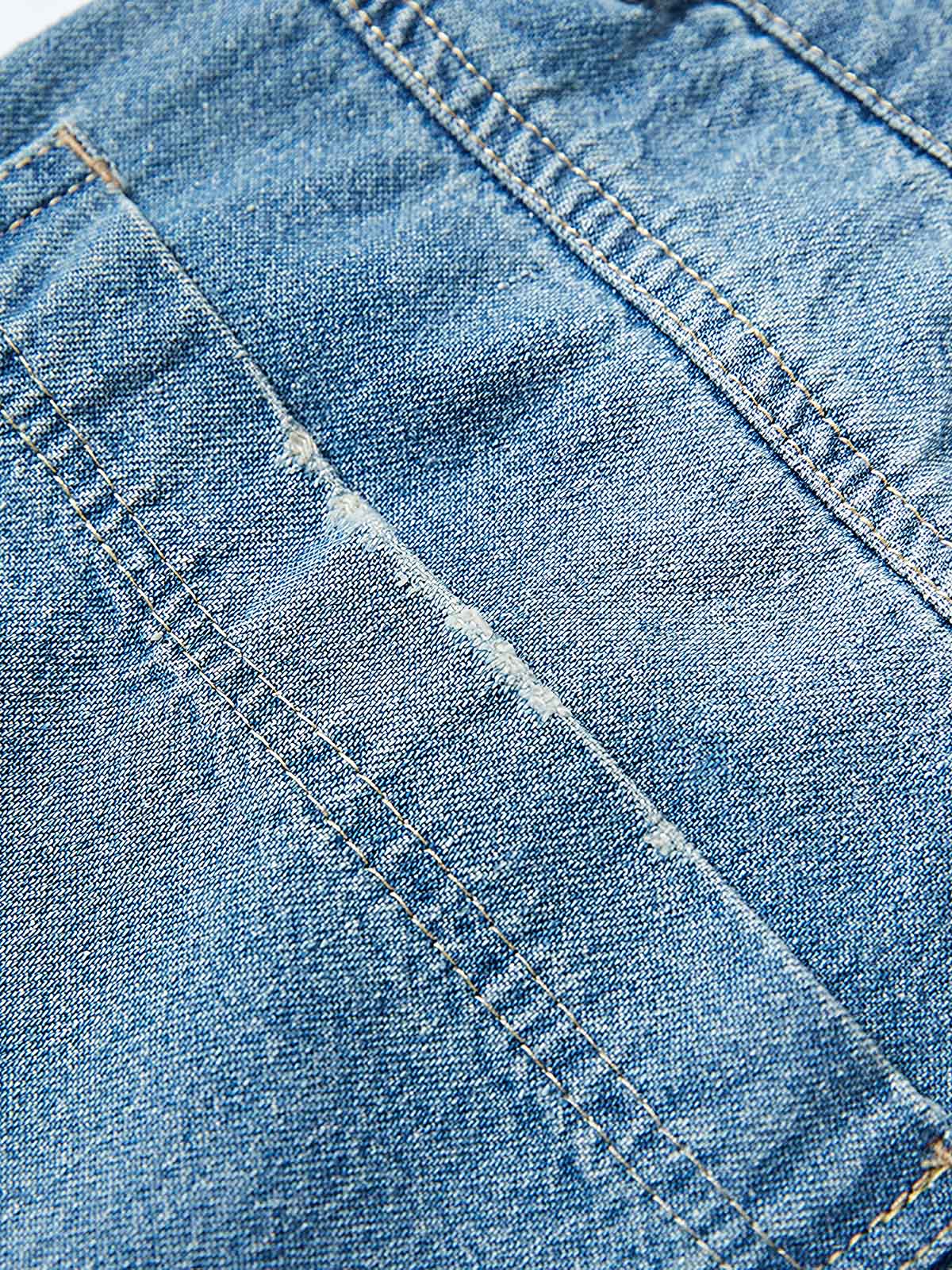 製品画像:
「ライトブルー ストレートデニムパンツの全体展示。ヴィンテージ感あふれるライトブルーのウォッシュ加工とクラシックなストレートカットが特徴のデニムパンツ。」

詳細画像:
「デニム素材のディテールとポケットデザインの特写。高品質コットン100%で、スラッシュポケットとパッチポケットが実用性とデザイン性を兼ね備えています。」
