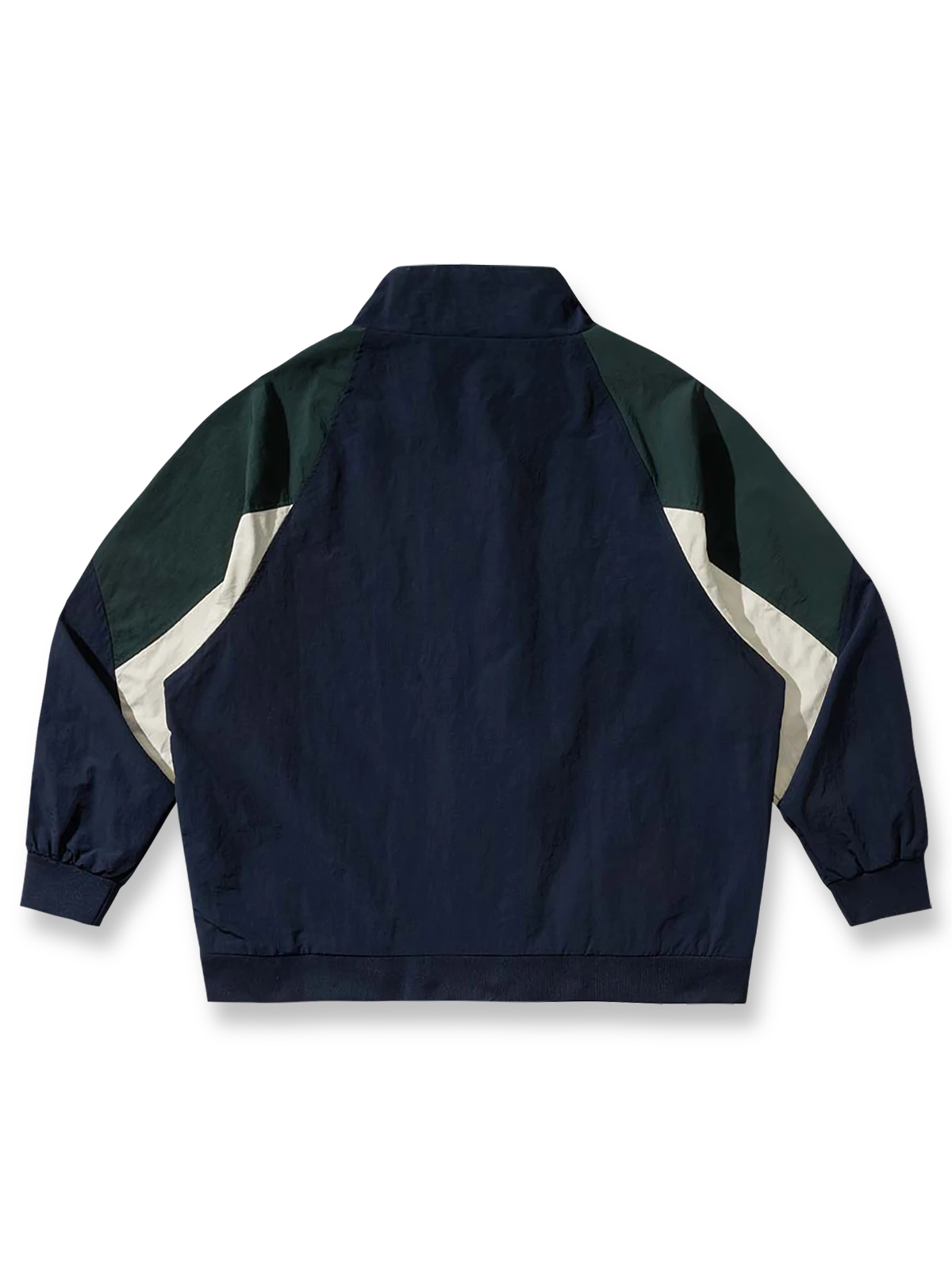 製品画像
「スタイリッシュなバイカラーパッチデザインが特徴のスポーツジャケット全体展示図。現代的なスポーツスタイルとヴィンテージ要素が融合し、独特で個性的な雰囲気を演出。」

詳細画像
「胸元の精巧な刺繍ロゴと袖口リブのディテール特写。リブが防風性と保温性を高め、全体のデザインが質感を引き立てています。」
