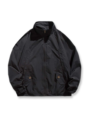 製品画像:
「スタンドカラーワークジャケット全体の展示図。クラシックなスタンドカラーデザインと実用的なワークスタイルが融合した、春先の涼しい季節に最適なジャケット。」

詳細画像:
「スタンドカラーとジッパー、多機能ポケットのディテール特写。高品質の素材が使用され、ワークスタイルの美しさと実用性を兼ね備えています。」